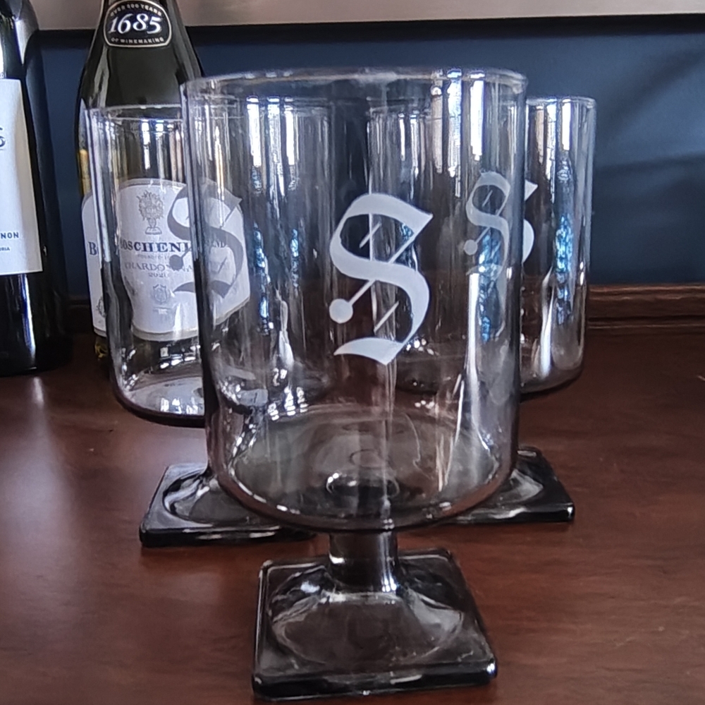MCM elegant Black Stemmed Wine Glasses